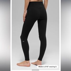 ALO Yoga Women's sculpting leggings! Never worn with tags!